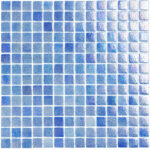 Stalowo-niebieska mozaika basenowa z benzynową poświatą i delikatną teksturą