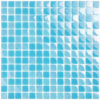 Mozaika basenowa w odcieniu jasnego, ciepłego błękitu połączona z perłowym połyskiem.