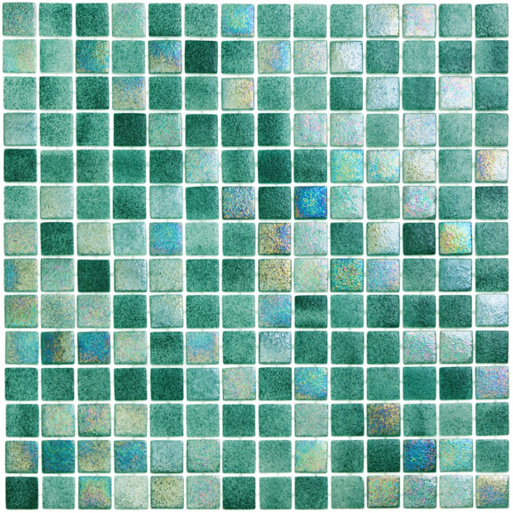 Mozaika basenowa w odcieniach morskiej zieleni urozmaicona perłowym połyskiem.