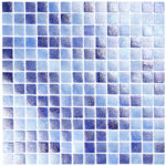 Mozaika basenowa składa się z opalizujących niebieskich kostek