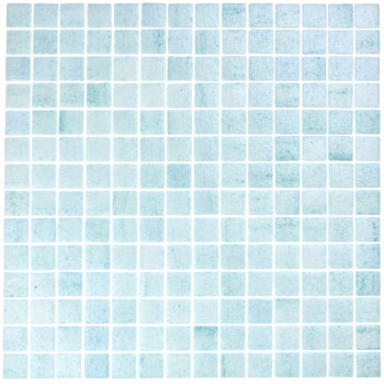 Mozaika basenowa z jasnych kostek intensywnie nakrapianych jasnym błękitem.