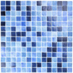 Mozaika basenowa Oyambre to błękitno-granatowy miks kostek.