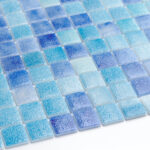 Szklana mozaika kwadratowa w odcieniach niebieskiego i błękitu