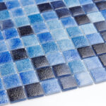 Szklana mozaika kwadratowa - miks odcieni niebieskiego i granatowego