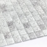 Szara mozaika basenowa o delikatnej fakturze w postaci białego nakrapiania